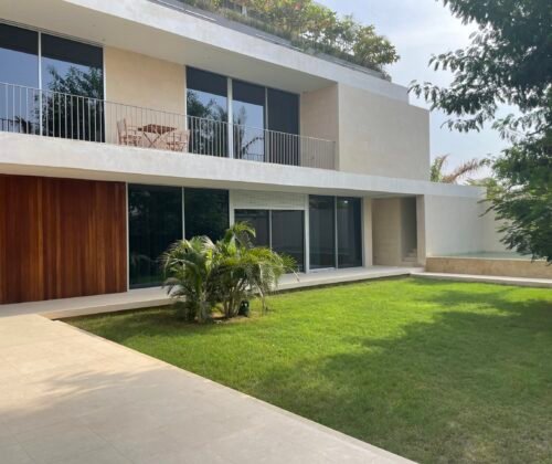 AM Villa Lawn Daylight View