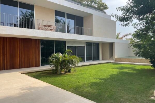 AM Villa Lawn Daylight View
