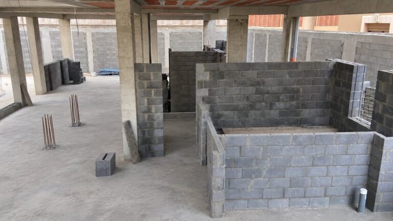 Concrete block walls going up on a villa ground floor, between the concrete columns